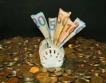 Münzen, Geldscheine, Heizungsventil