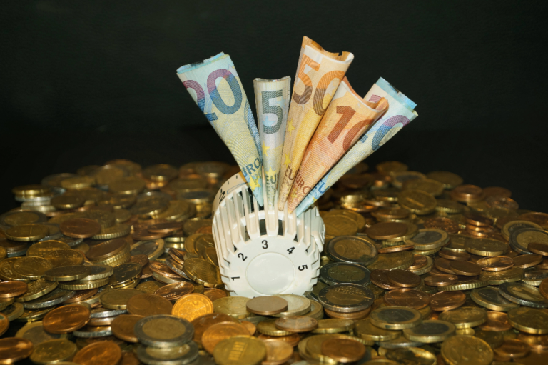 Münzen, Geldscheine, Heizungsventil