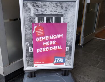 Plakat der BAGW vor dem Mieterverein