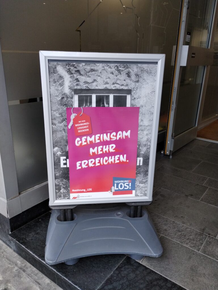 Plakat der BAGW vor dem Mieterverein